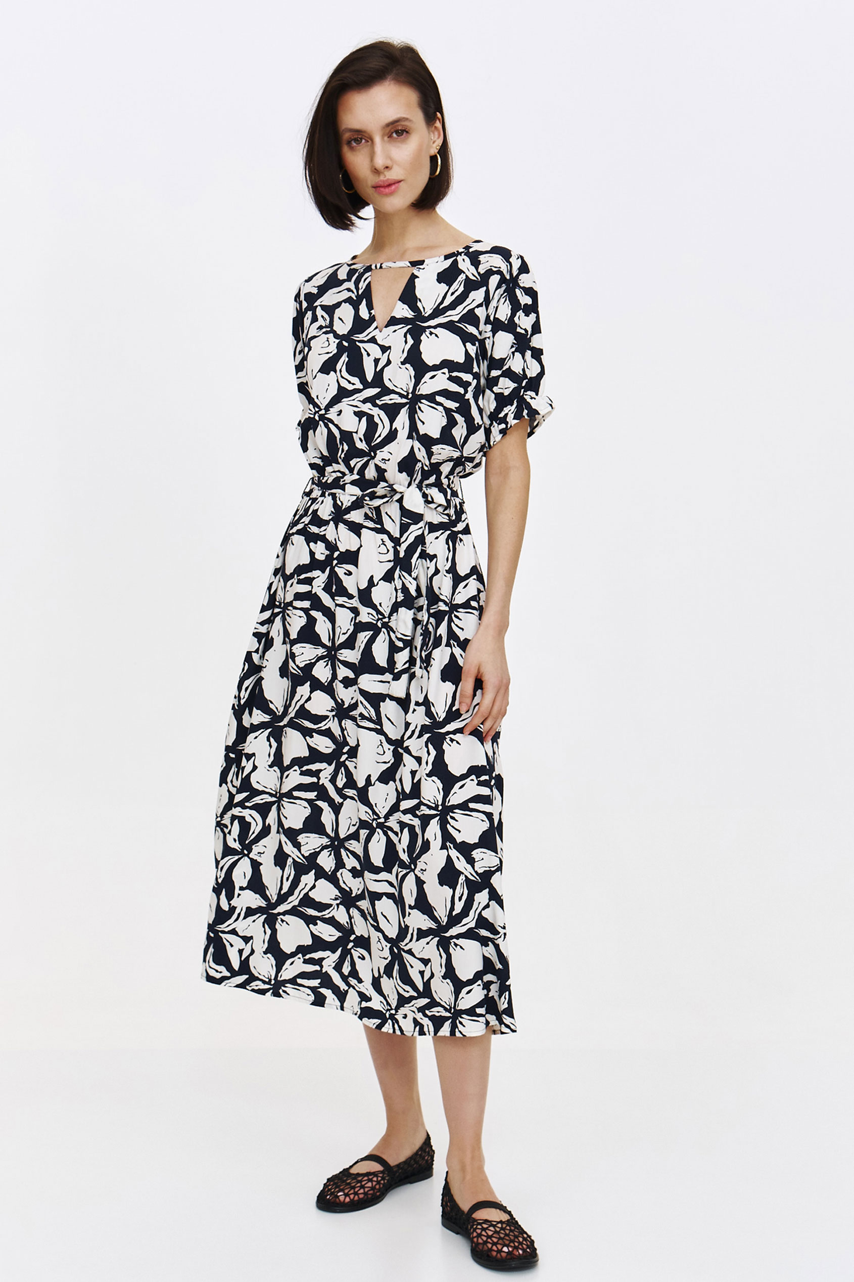 Granatowa sukienka w kwiaty o długości midi