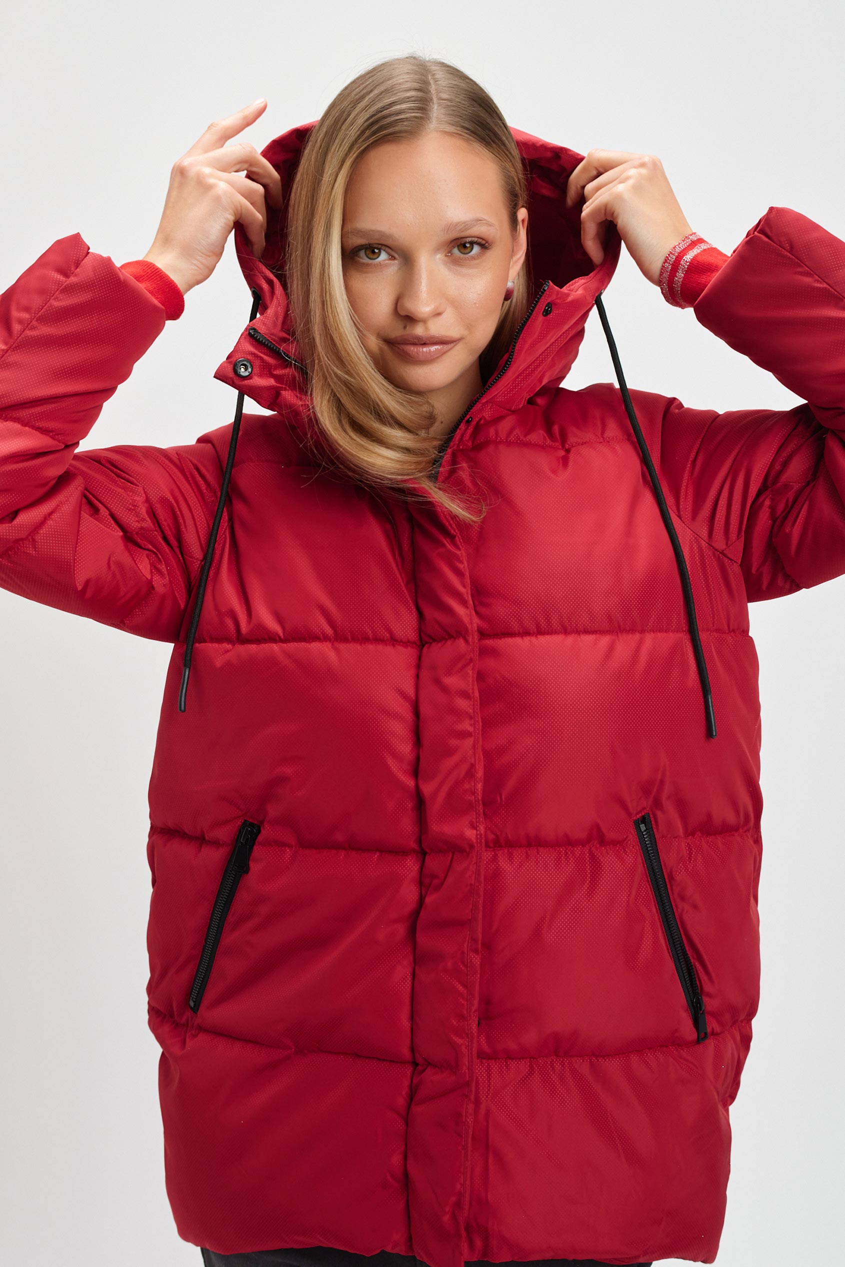 Czerwona długa kurtka z kapturem Czerwona długa kurtka z kapturem