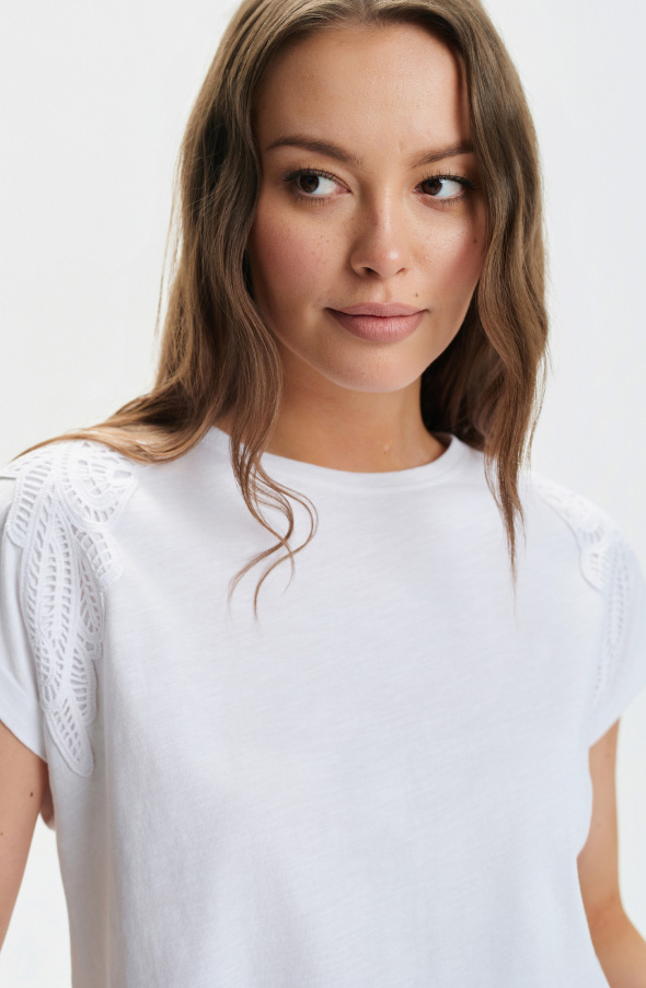 Biały top z haftem