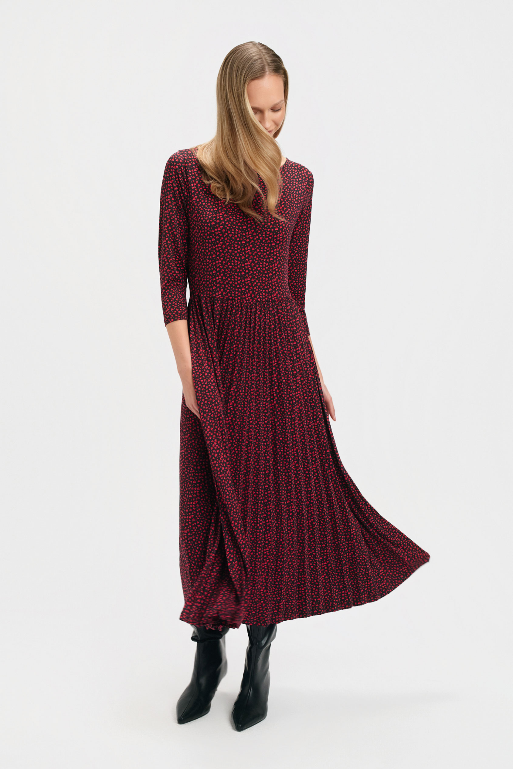 Wzorzysta sukienka z plisowanym dołem