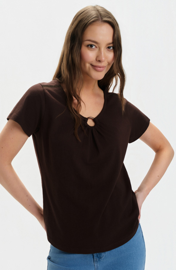 Ciemnobrązowy top z aplikacją przy dekolcie