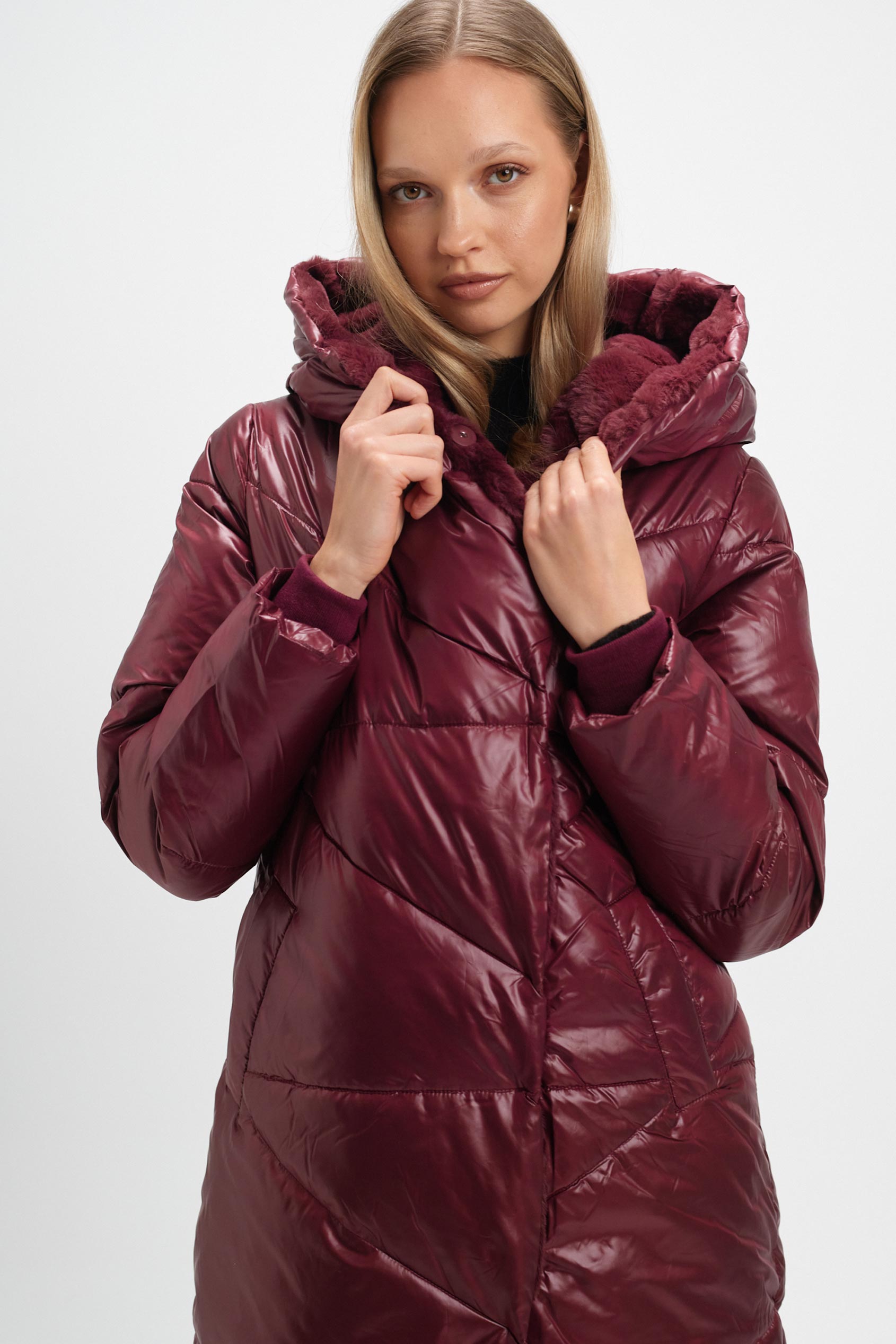 Długa pikowana kurtka z ciepłym kapturem Długa pikowana kurtka z ciepłym kapturem