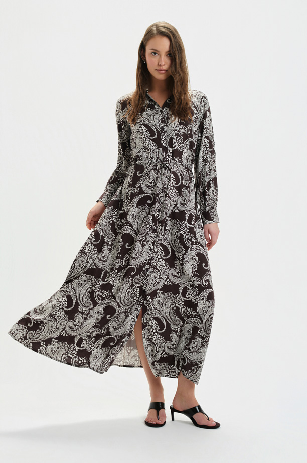 Brązowa sukienka z efektownym nadrukiem