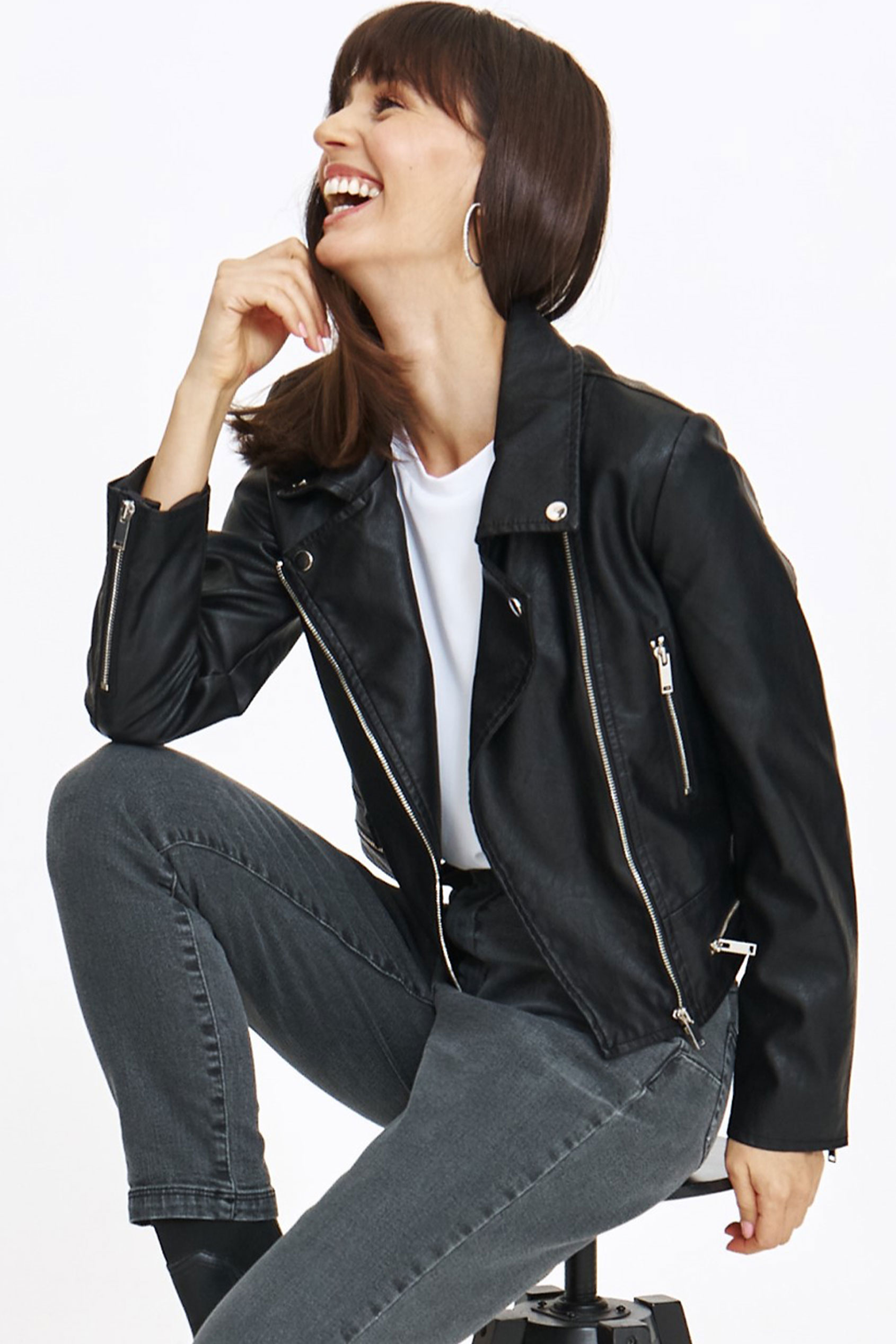 Czarna kurtka w stylu motocyklowym