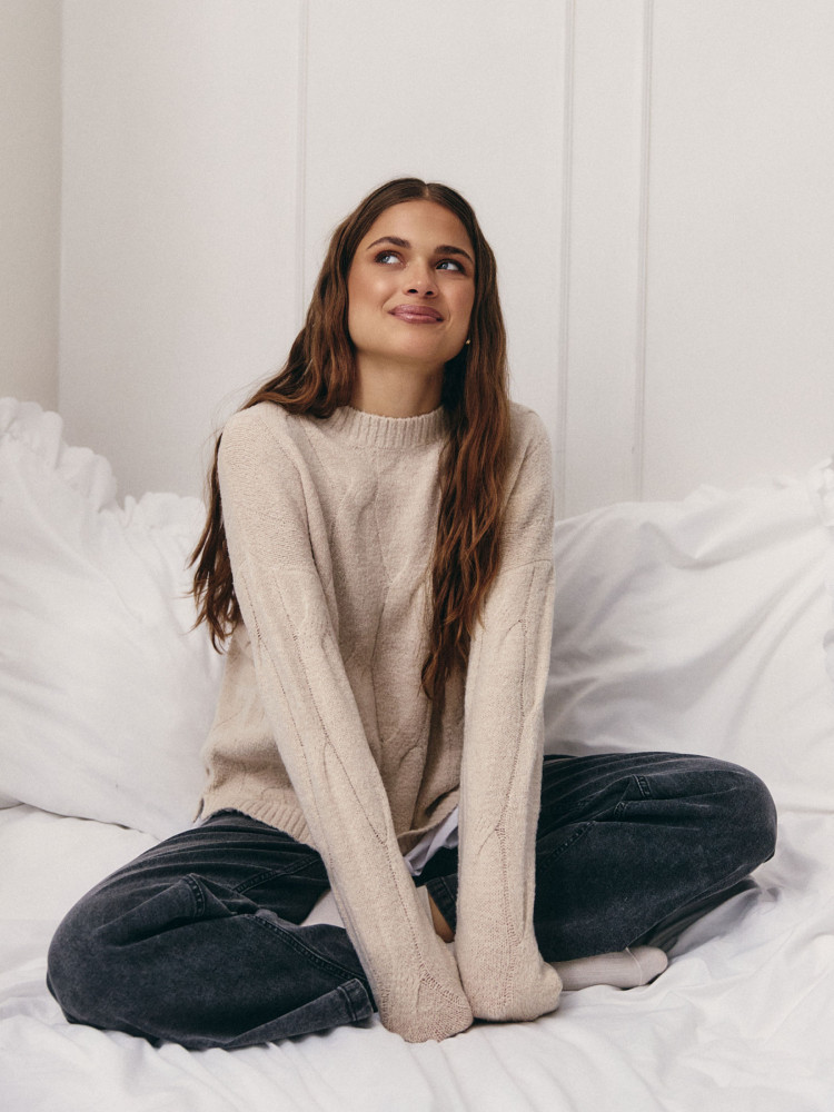 Beżowy sweter z koszulową wstawką 