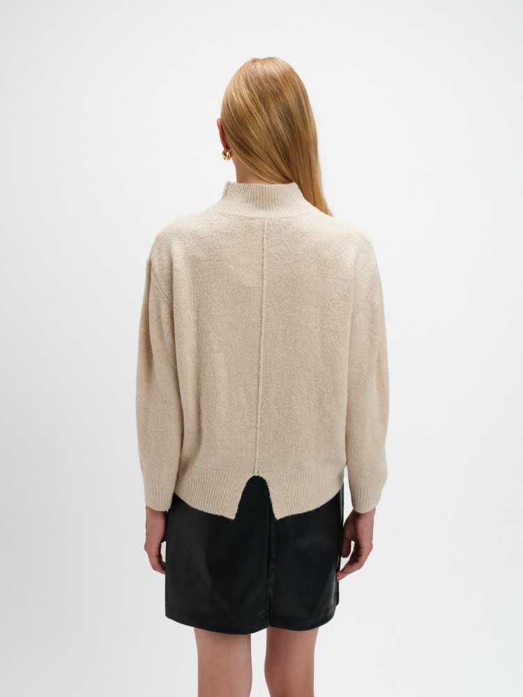 Beżowy sweter z rozcięciem z tyłu 