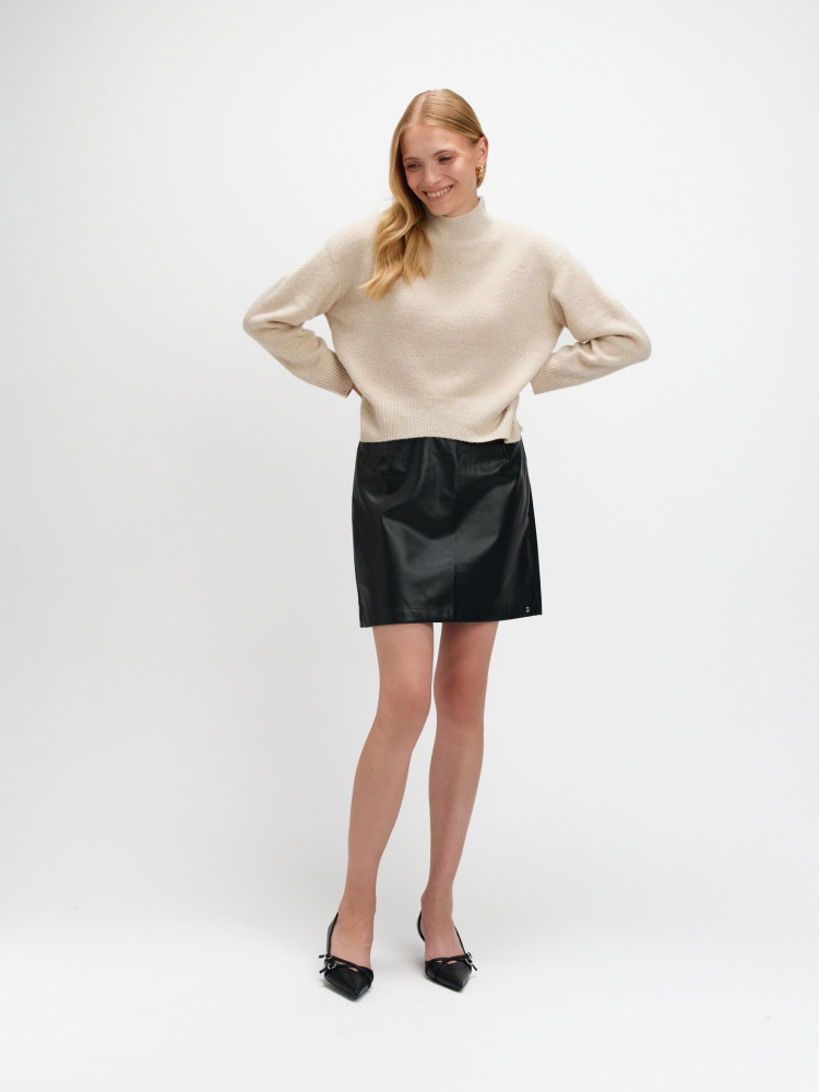 Beżowy sweter z rozcięciem z tyłu 