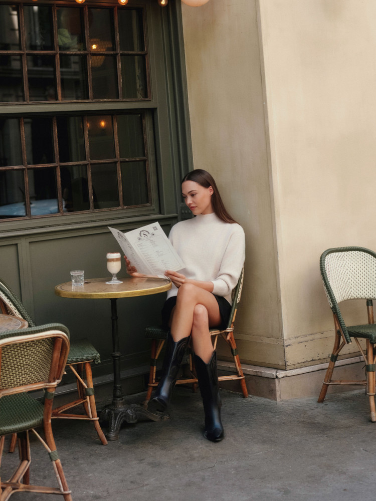 Beżowy sweter z rozcięciem z tyłu 