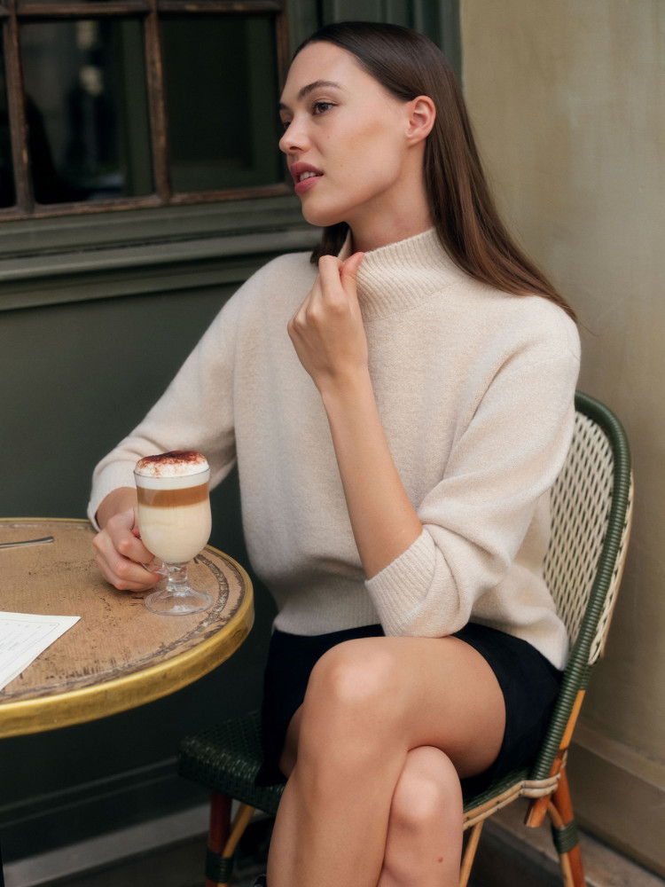 Beżowy sweter z rozcięciem z tyłu 