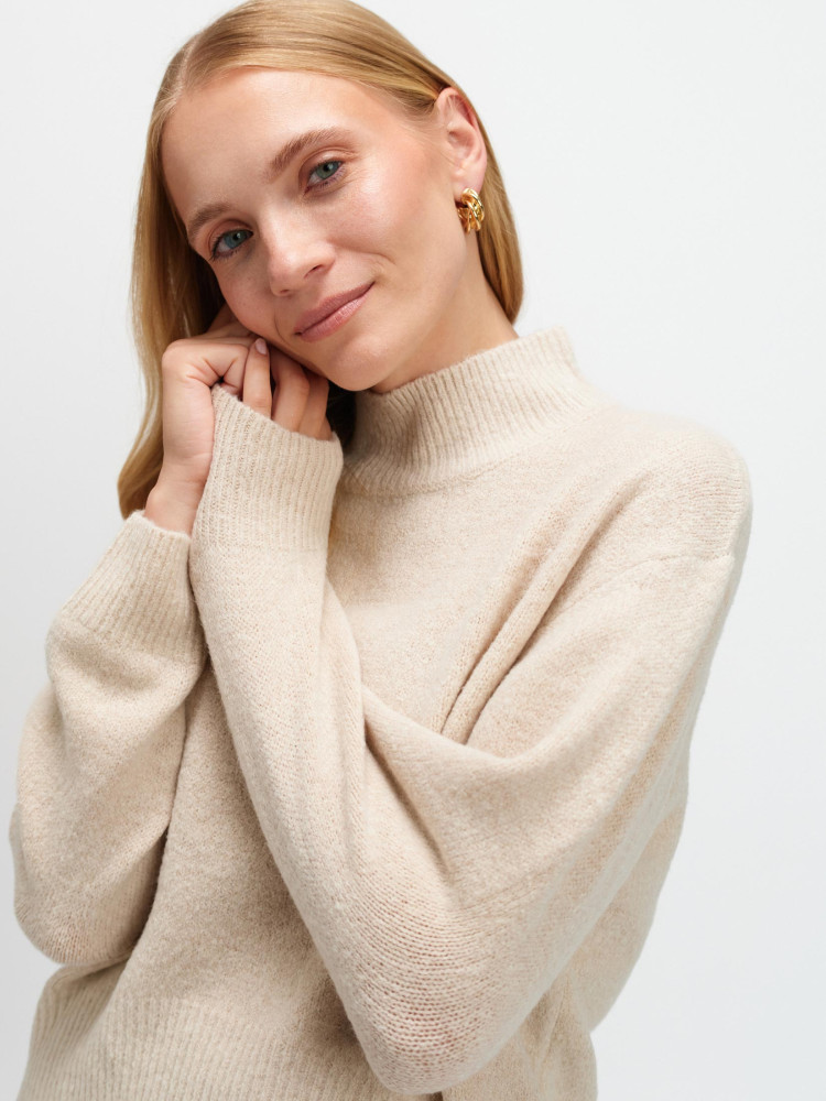 Beżowy sweter z rozcięciem z tyłu 