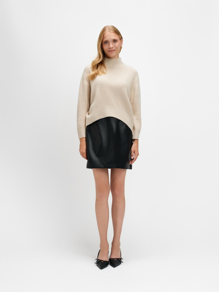 Beżowy sweter z rozcięciem z tyłu 