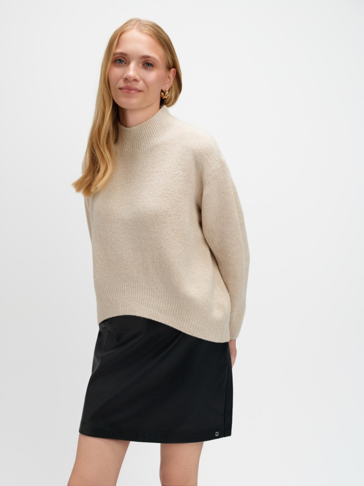 Beżowy sweter z rozcięciem z tyłu 