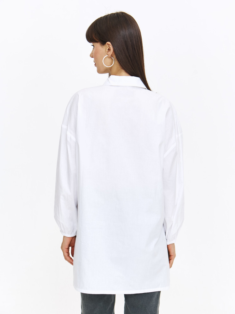 Biała luźna koszula z ozdobną kieszenią