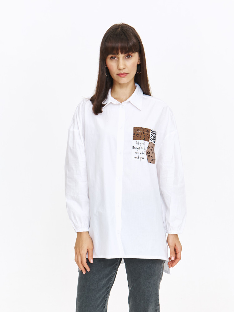 Biała luźna koszula z ozdobną kieszenią