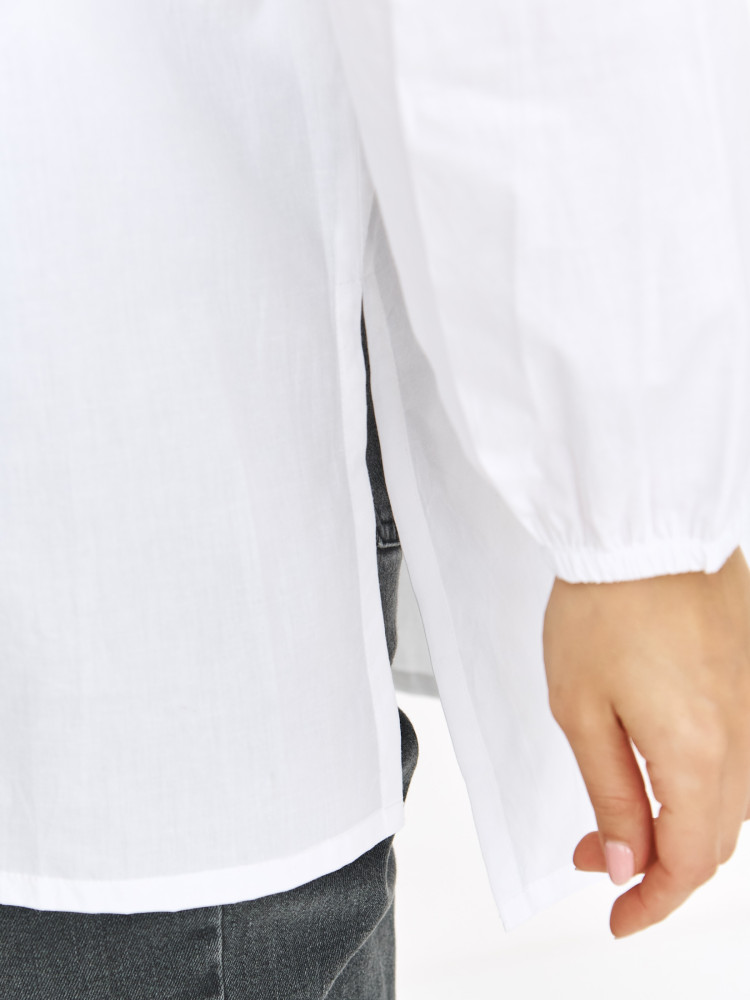 Biała luźna koszula z ozdobną kieszenią