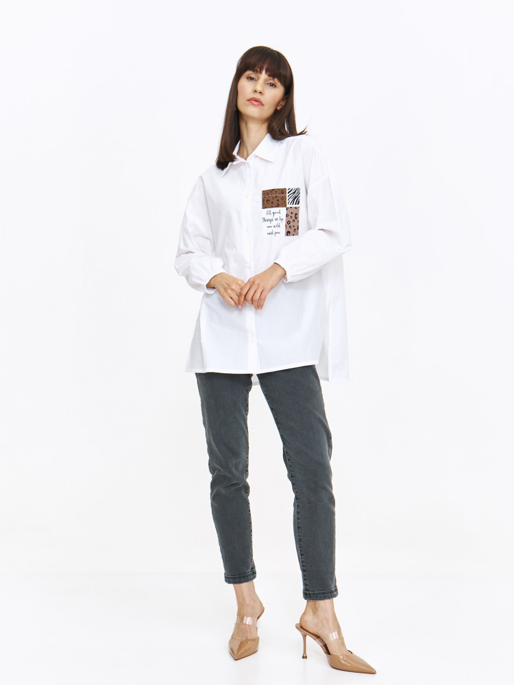 Biała luźna koszula z ozdobną kieszenią