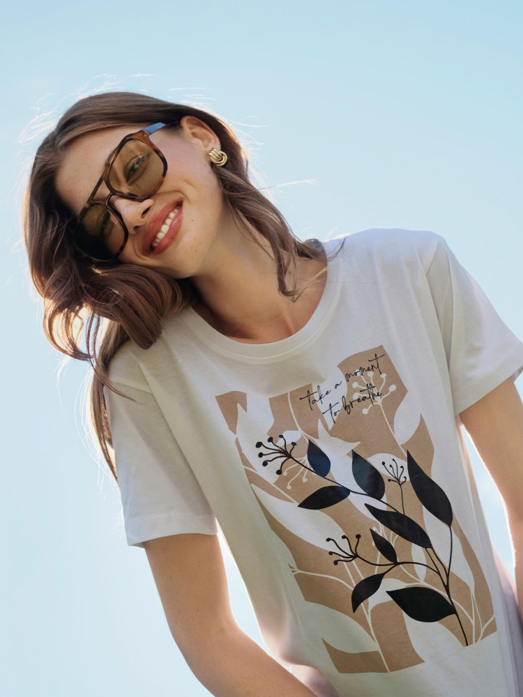 Biały t-shirt z grafiką