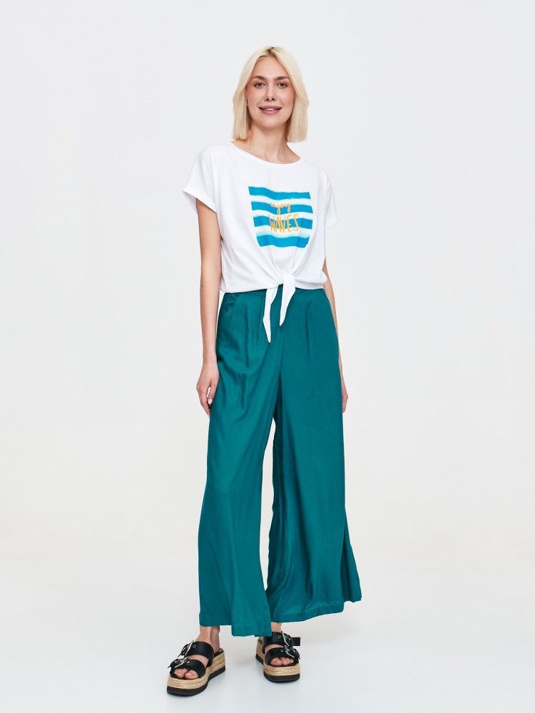 Biały t-shirt z nadrukiem na środku 