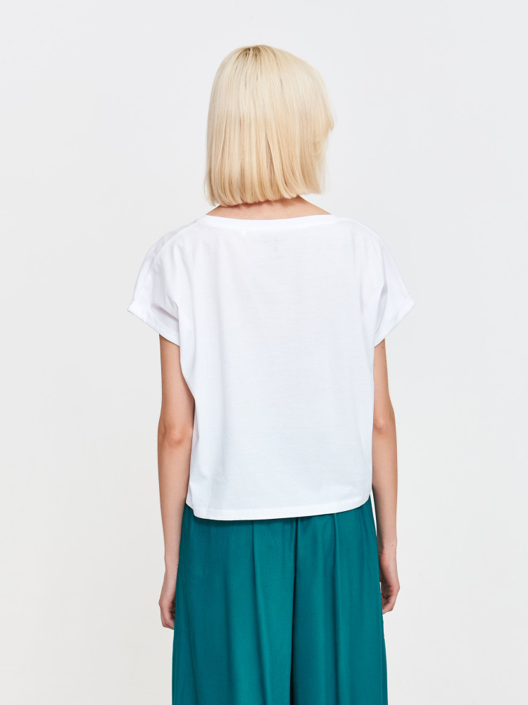 Biały t-shirt z nadrukiem na środku 