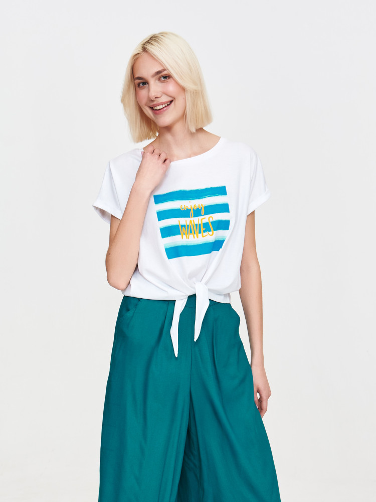 Biały t-shirt z nadrukiem na środku 