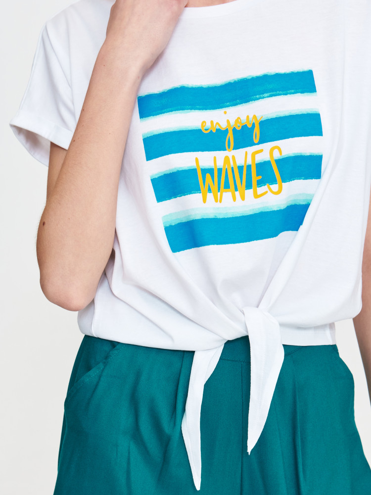 Biały t-shirt z nadrukiem na środku 