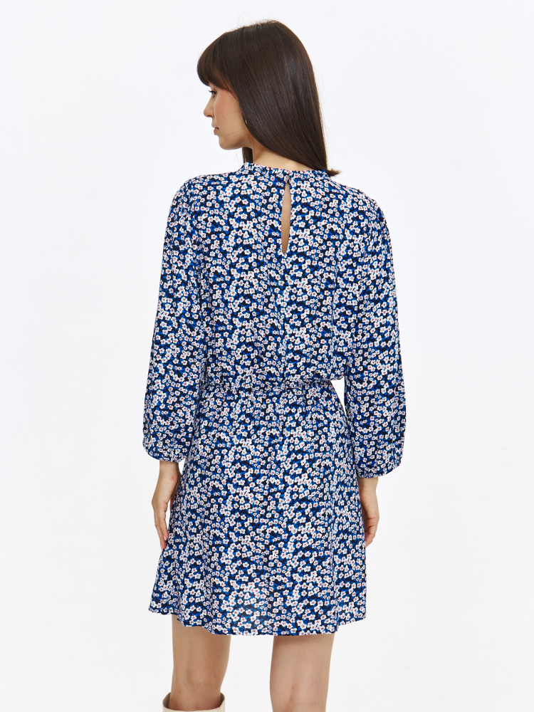 Błękitna sukienka z nadrukiem w drobne kwiaty