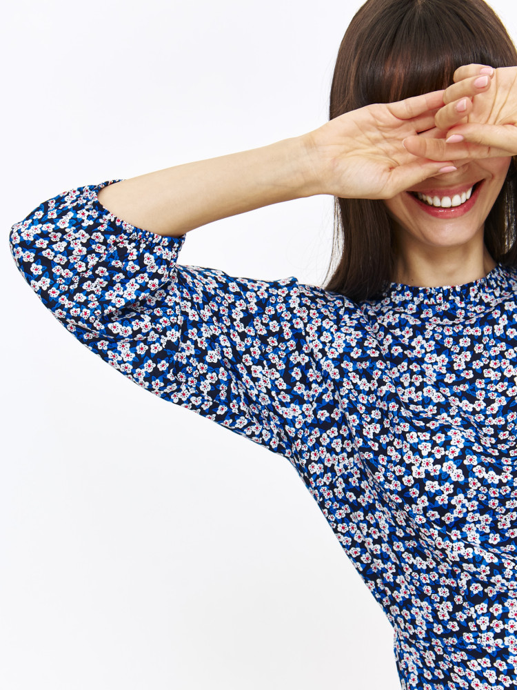 Błękitna sukienka z nadrukiem w drobne kwiaty