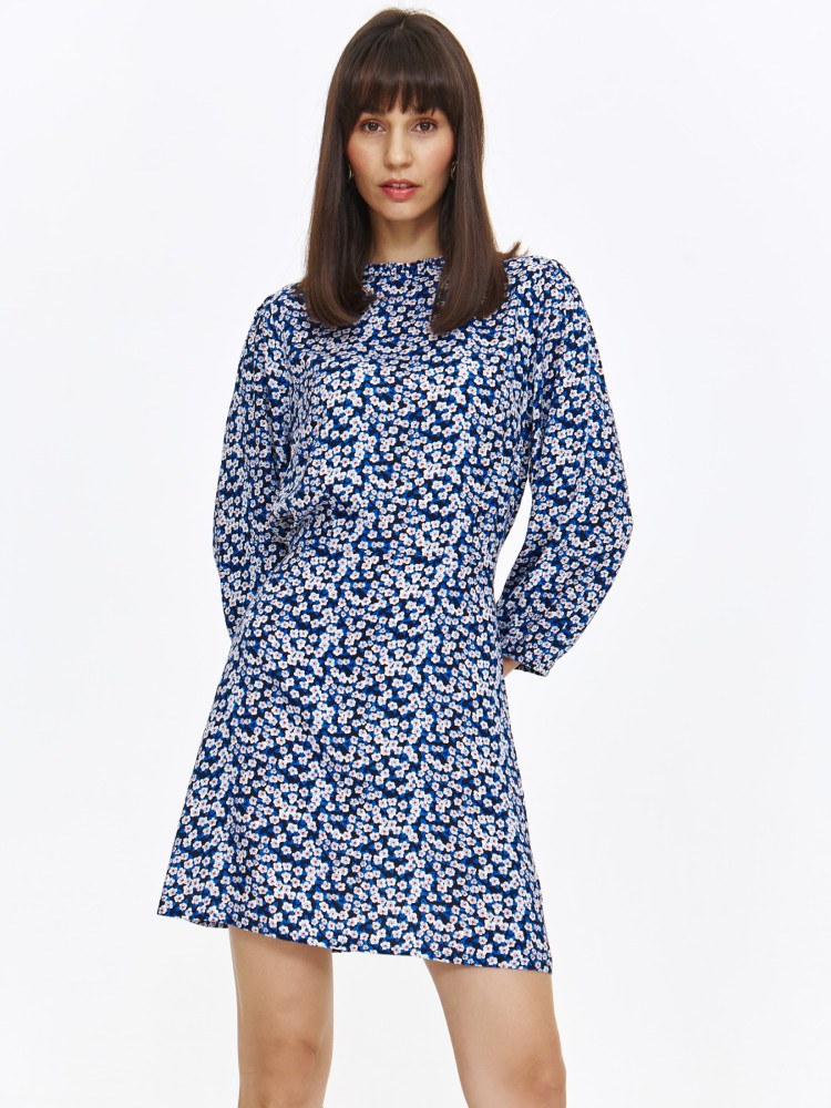 Błękitna sukienka z nadrukiem w drobne kwiaty