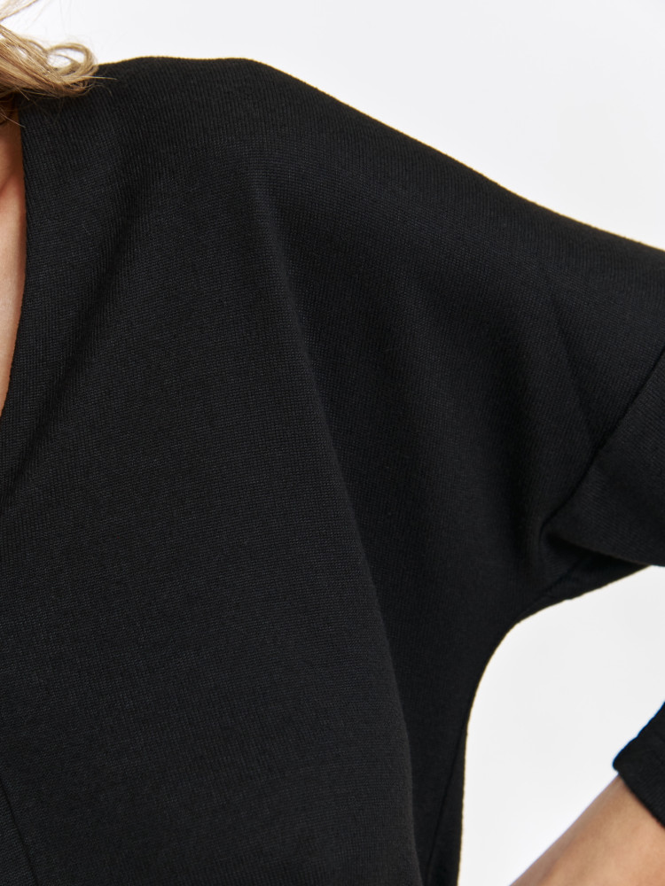 Czarna bluzka z dekoltem w serek Czarna bluzka z dekoltem w serek