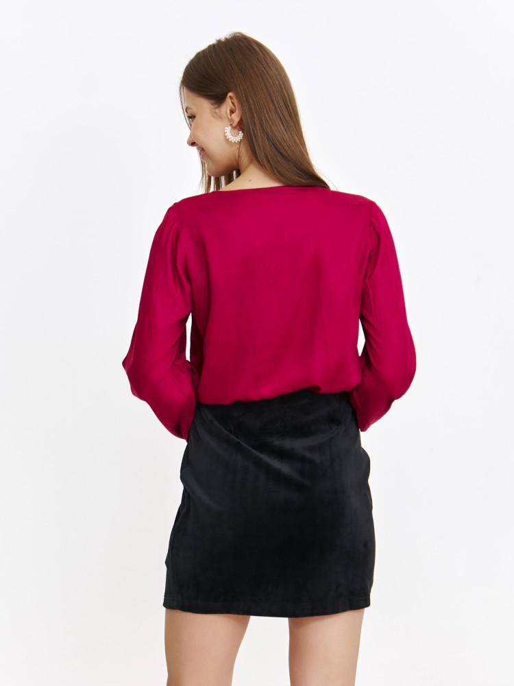 Bluzka damska wykonana z gładkiej tkaniny