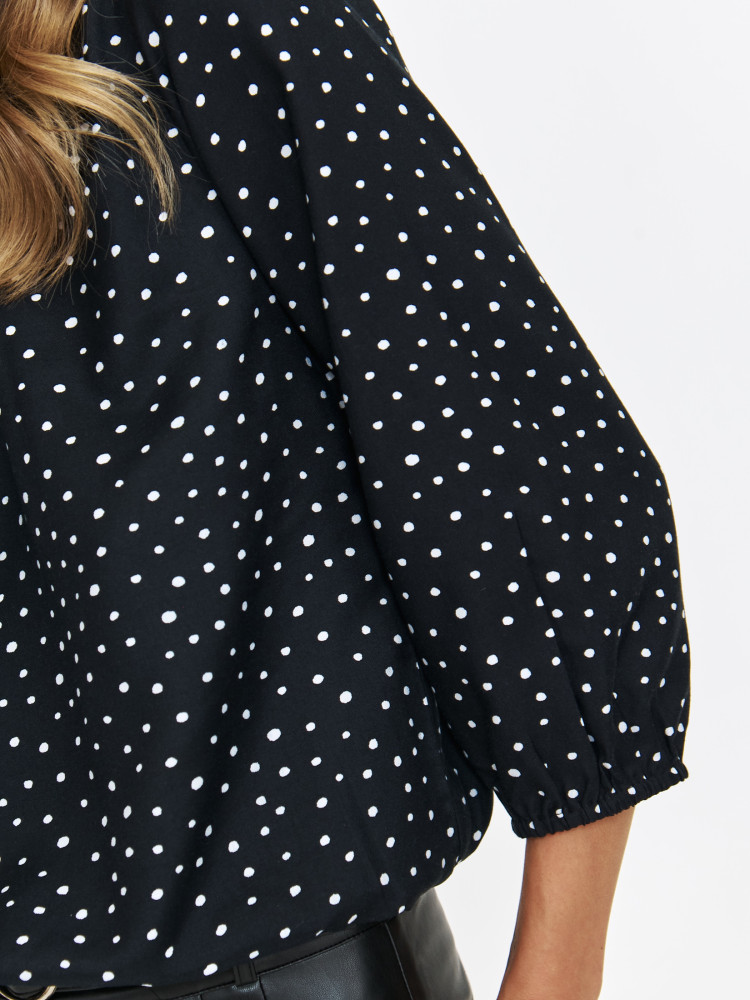 Czarna bluzka damska w drobne grochy