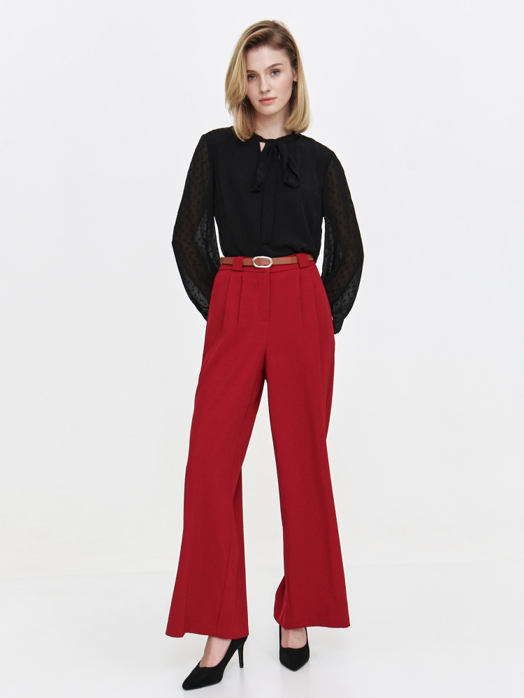 Bluzka z efektownym wiązaniem pod szyją 