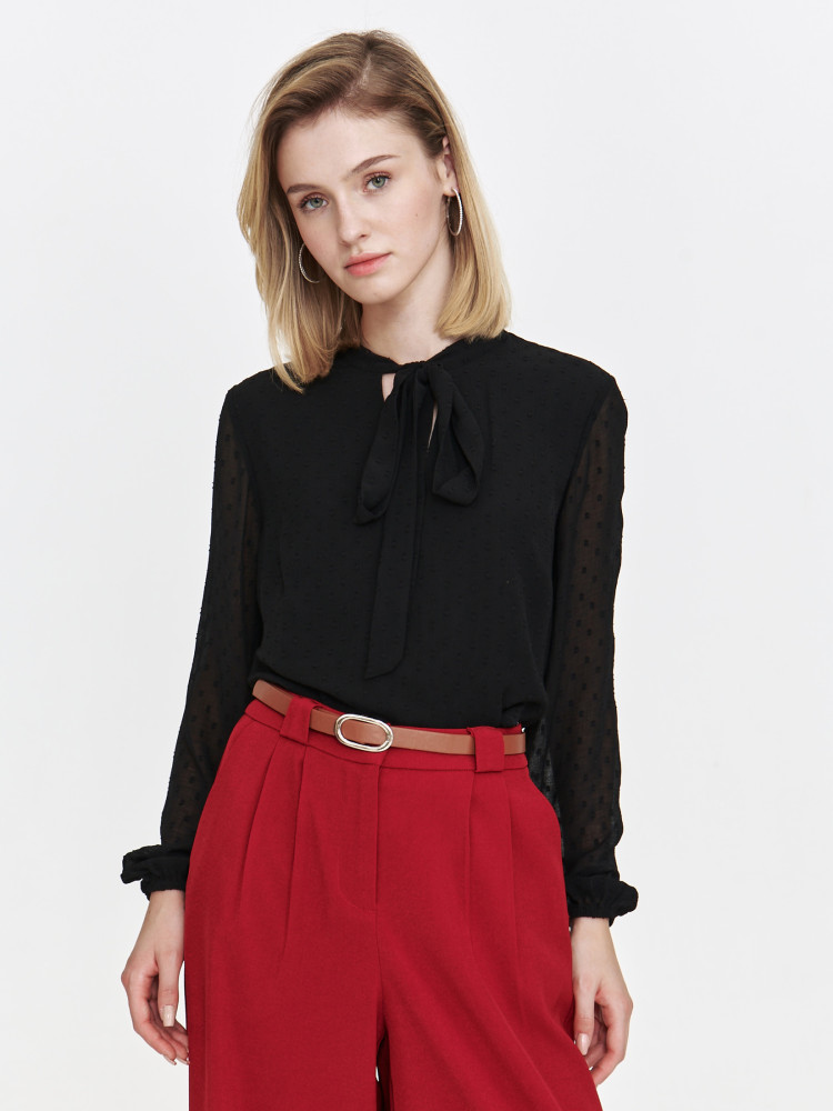 Bluzka z efektownym wiązaniem pod szyją 