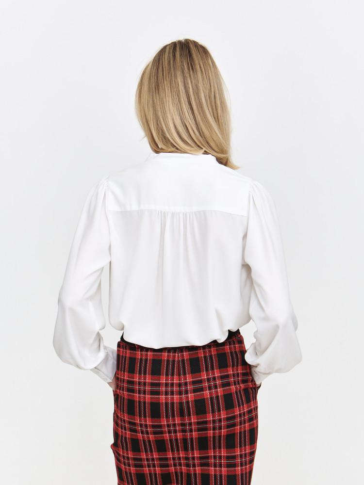 Biała bluzka z wiązaniem przy dekolcie 