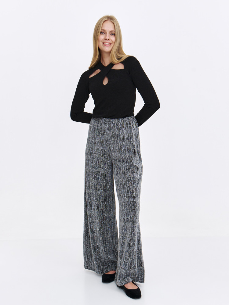 Bluzka damska z efektownym dekoltem 