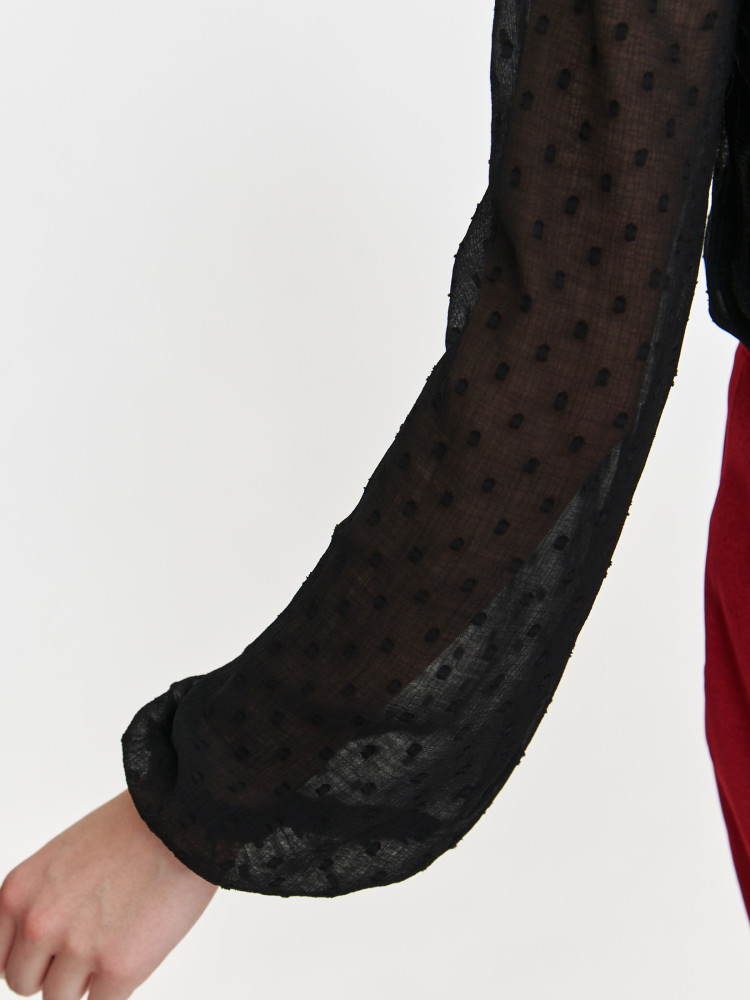 Bluzka z efektownym wiązaniem pod szyją 