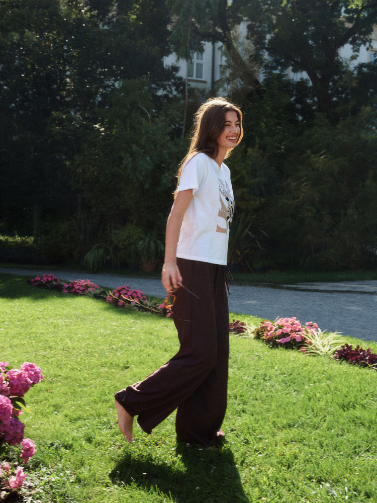 Ciemnobrązowe spodnie tkaninowe  Ciemnobrązowe spodnie tkaninowe