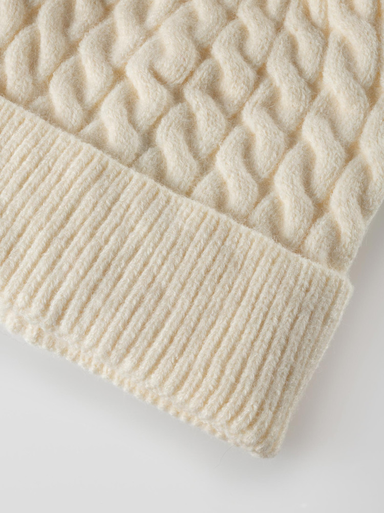 Miękka czapka z futrzanym pomponem Miękka czapka z futrzanym pomponem