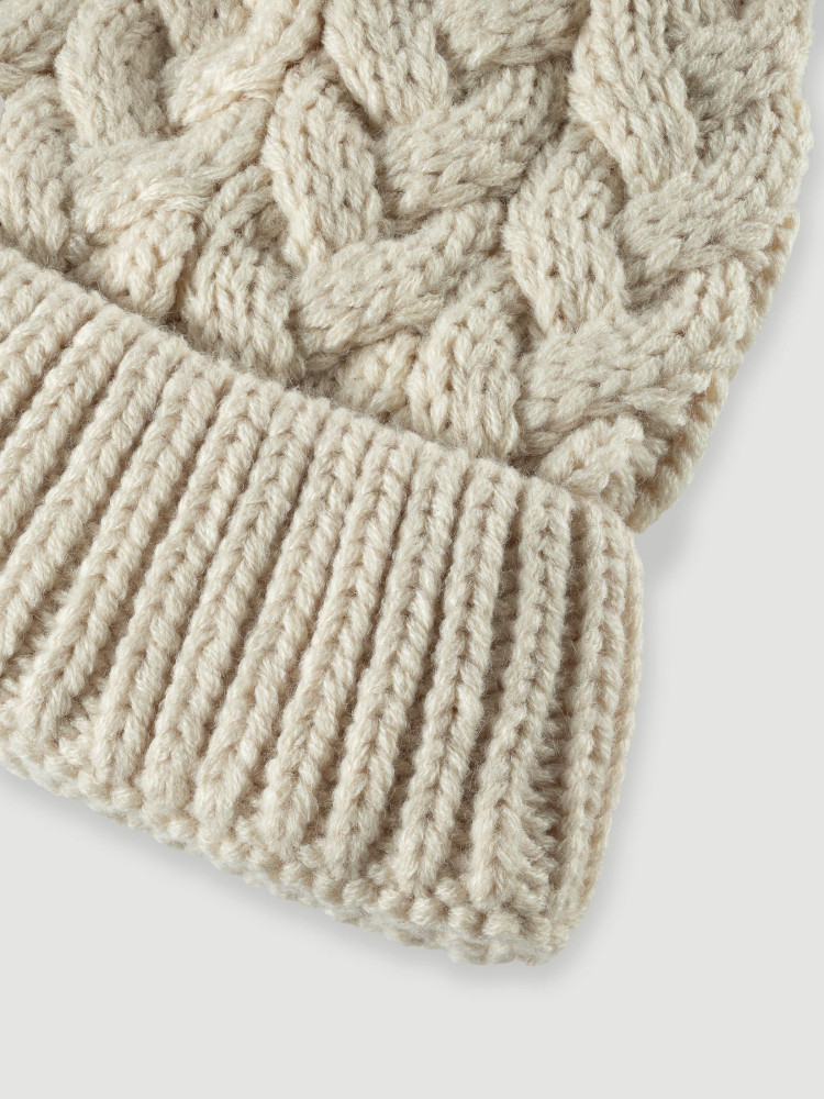 Czapka z warkoczowym splotem z pomponem