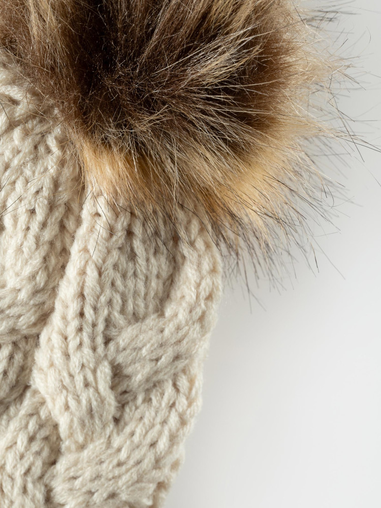 Czapka z warkoczowym splotem z pomponem