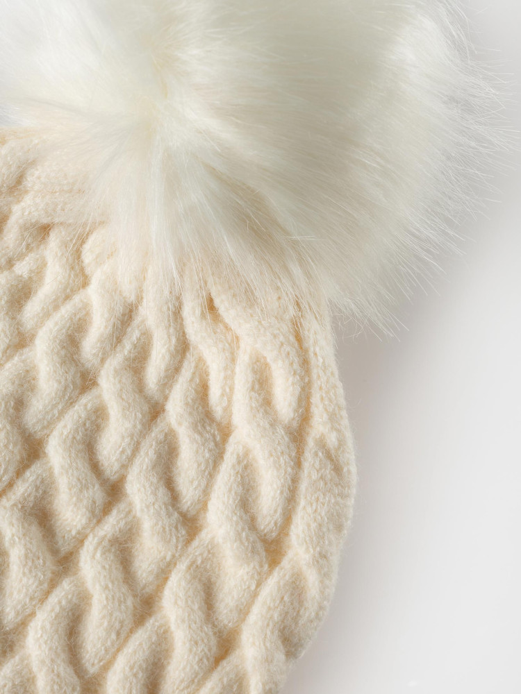 Miękka czapka z futrzanym pomponem Miękka czapka z futrzanym pomponem