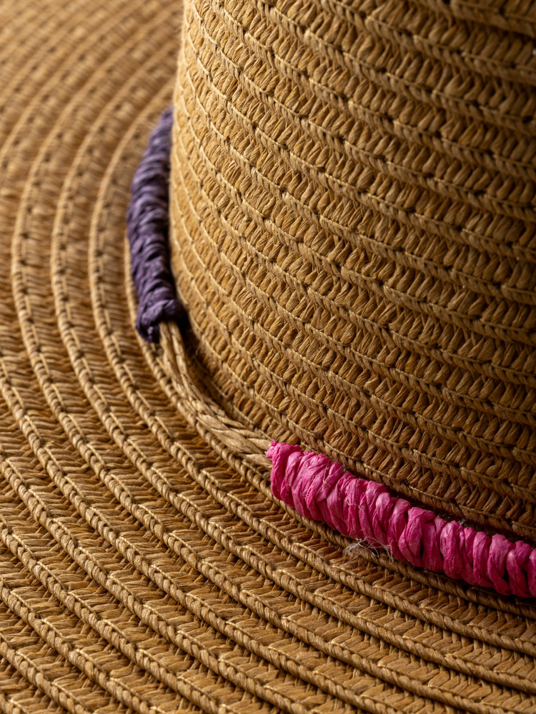 Beżowy kapelusz z kolorową nicią  Beżowy kapelusz z kolorową nicią