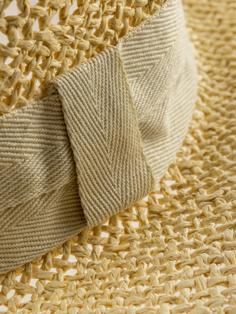 Beżowy kapelusz z tkaninową wstążką 