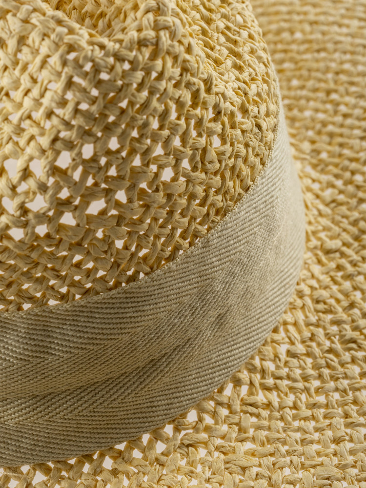Beżowy kapelusz z tkaninową wstążką 