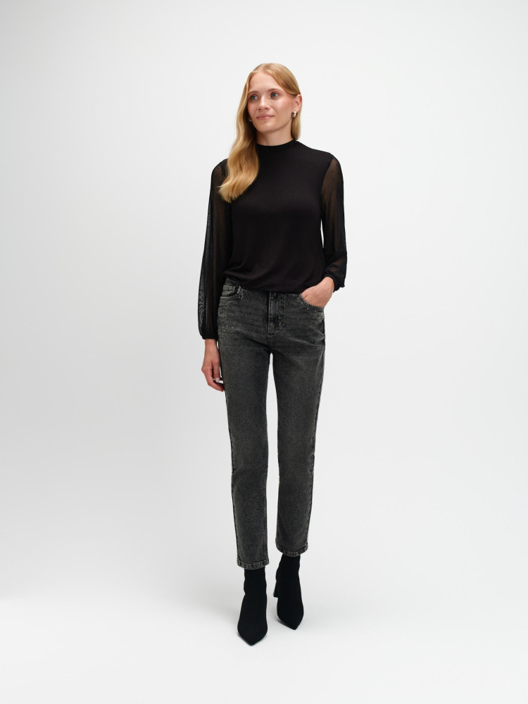 Czarna bluzka z efektownymi rękawami 