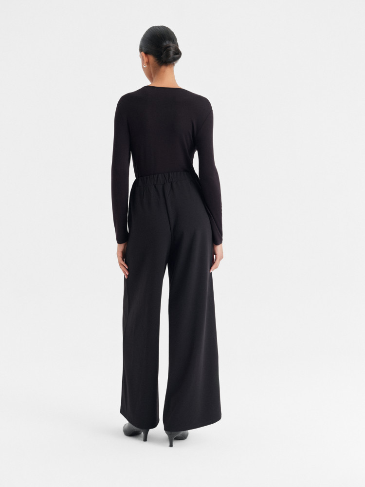 Czarne spodnie wide leg z wysokim stanem 