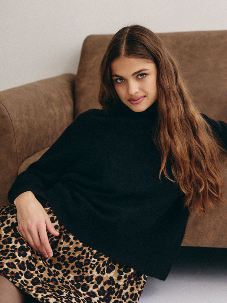 Czarny sweter z rozcięciem z tyłu 