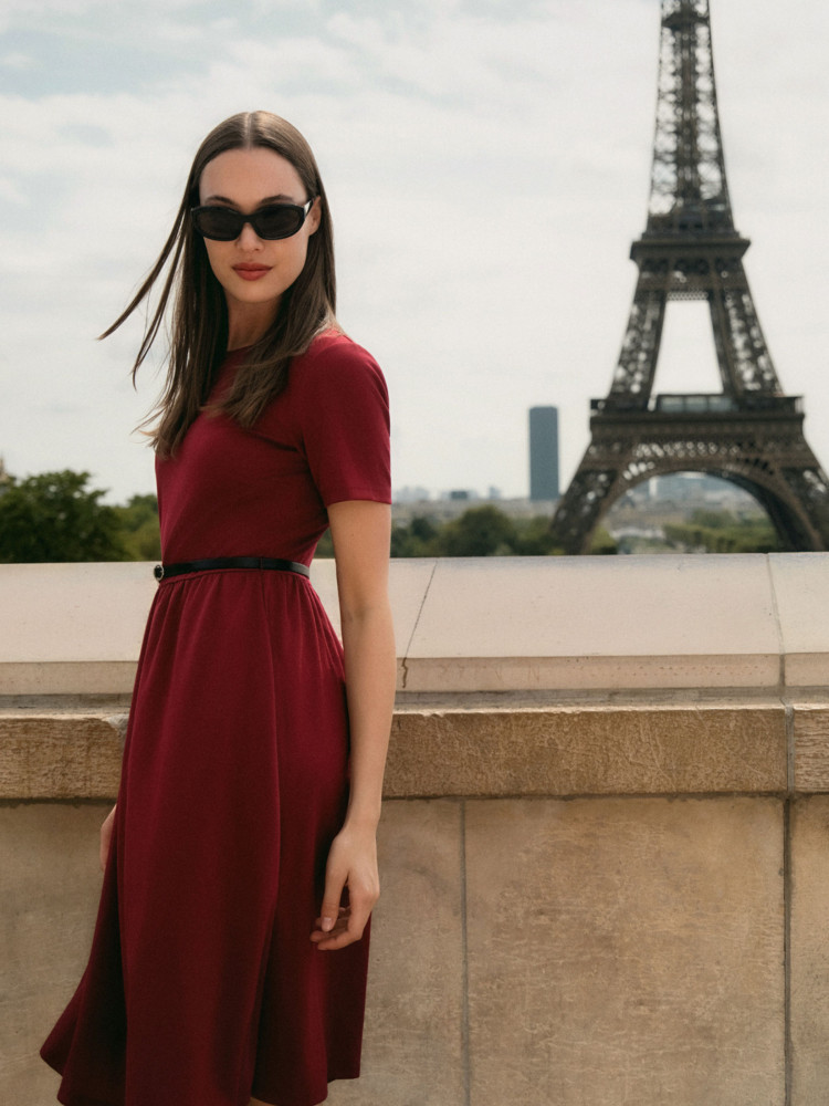 Czerwona sukienka o klasycznym fasonie 