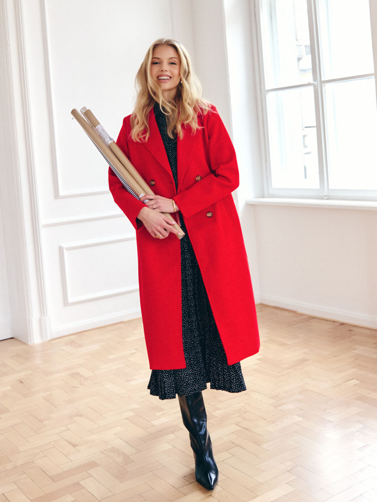 Czerwony dwurzędowy płaszcz 