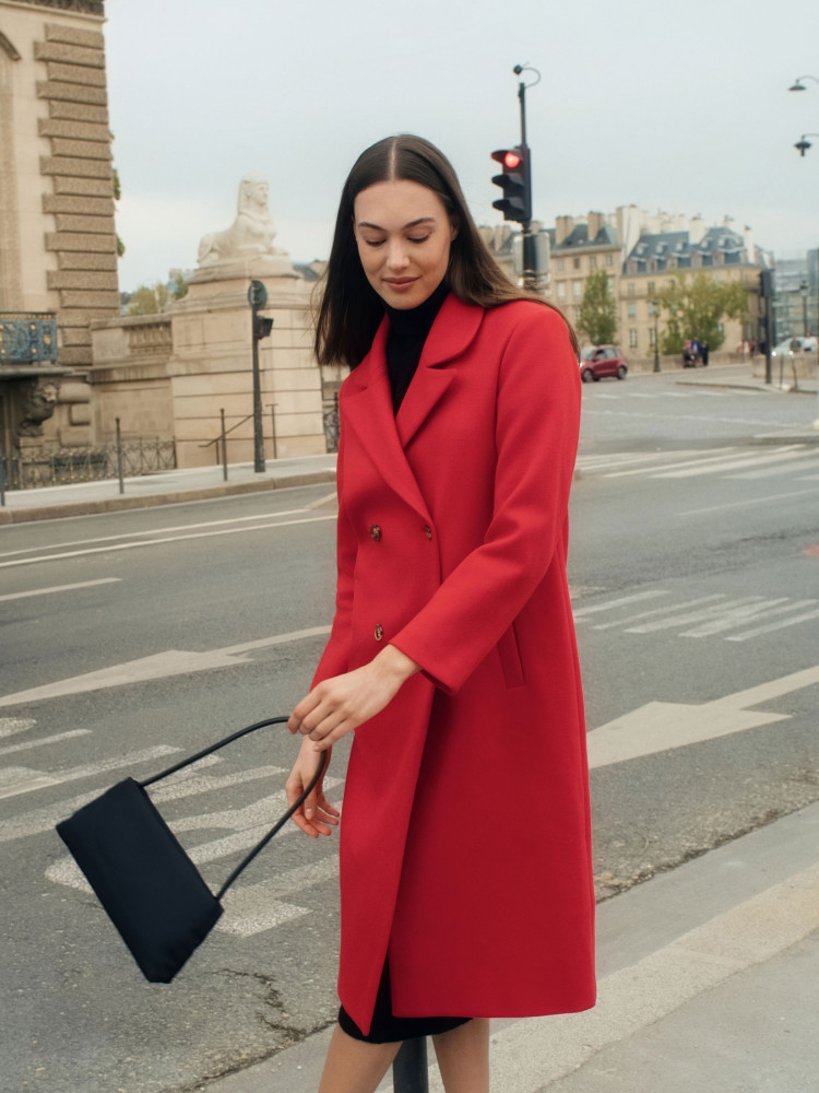 Czerwony dwurzędowy płaszcz 